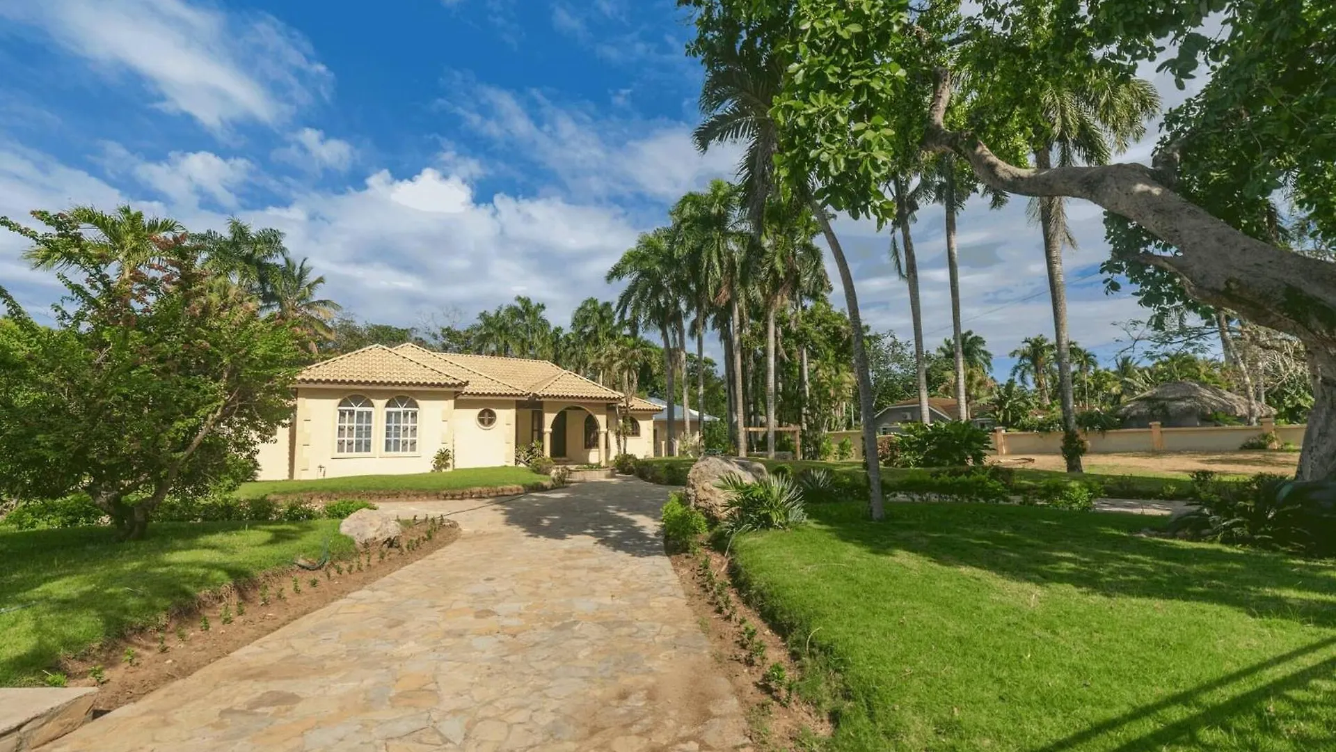 Вилла Casati Pearl House, Big House With Private Pool Бомбита