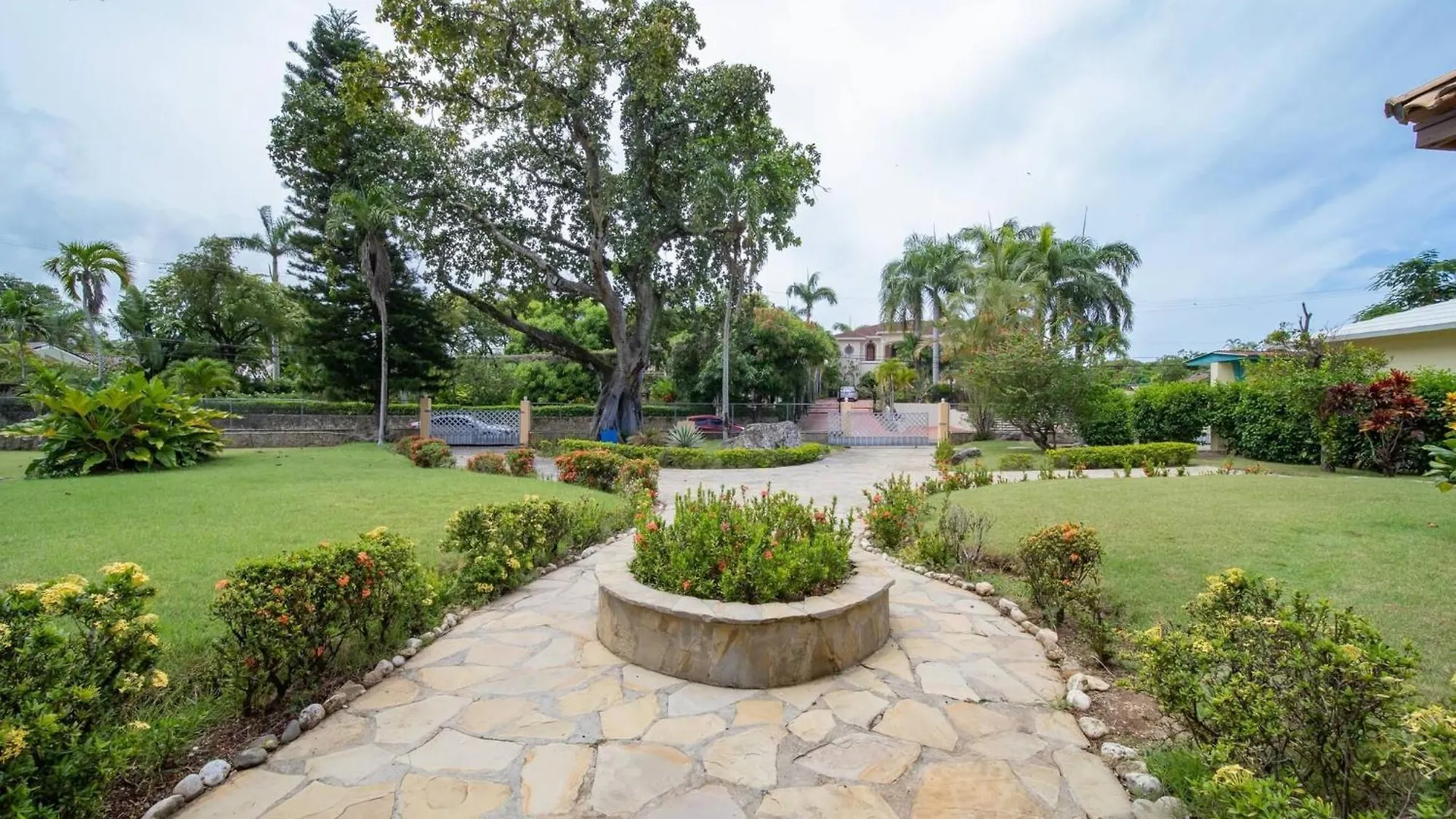 Вилла Casati Pearl House, Big House With Private Pool Бомбита